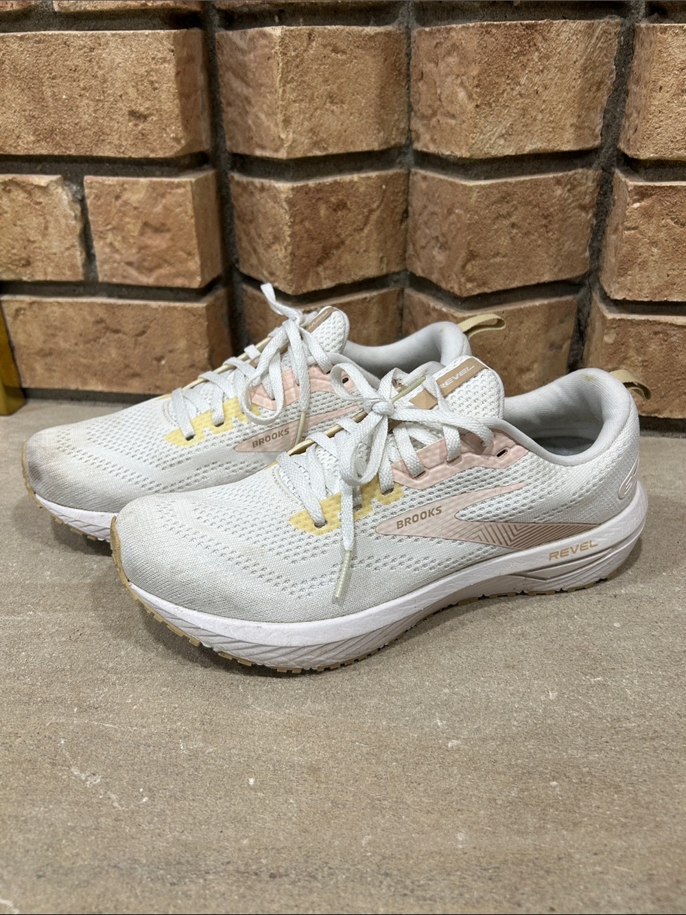 Brooks Revel 6 White/PinkWomen's Size 9 B Sneakers Shoes 1203861B459